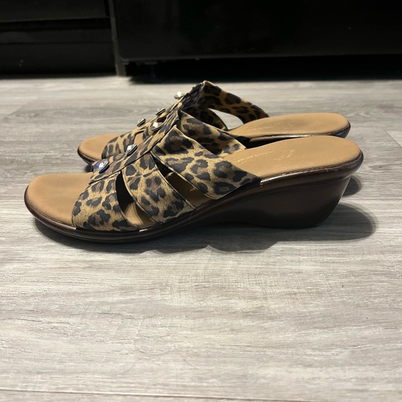 Leopard wedge sandals - Picture 4 of 7